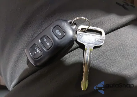 2003 Toyota Camry Le z USA, uszkodzony, nr VIN 4T1BE32K93U193235